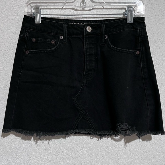 AEO Black Demin Jean Skirt Distressed Frayed Hem Button Down Fly Size 4 - Picture 1 of 10